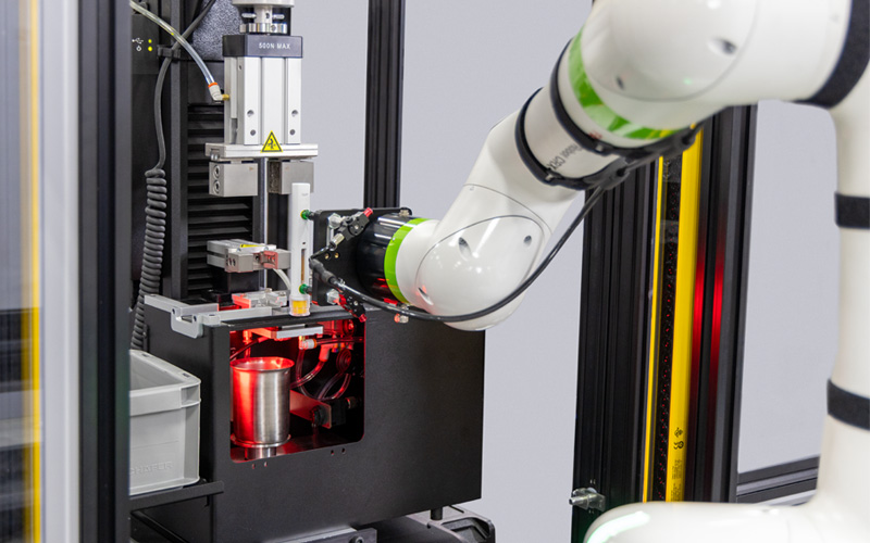 CT6-Cobot-Testing-Autoinjectors